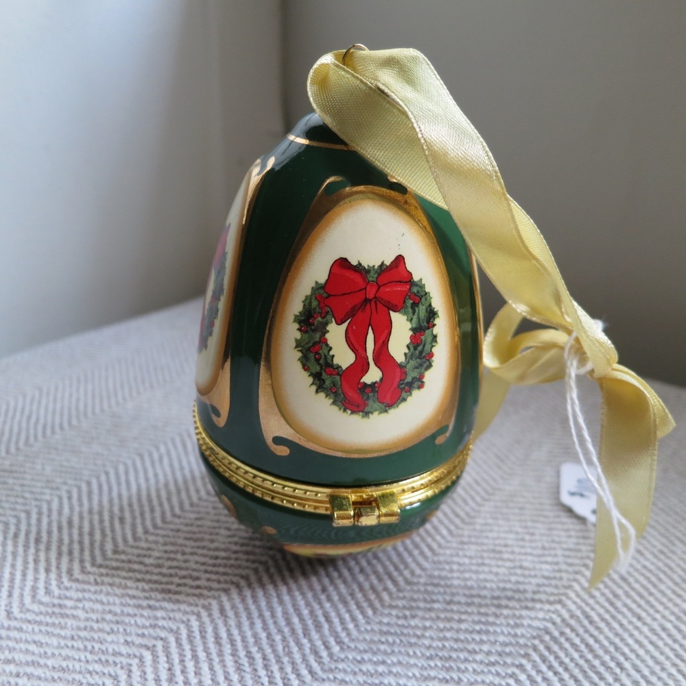 Mr. Christmas Oval Egg Music Box Ornament | The First Noel | Christmas Wreath
